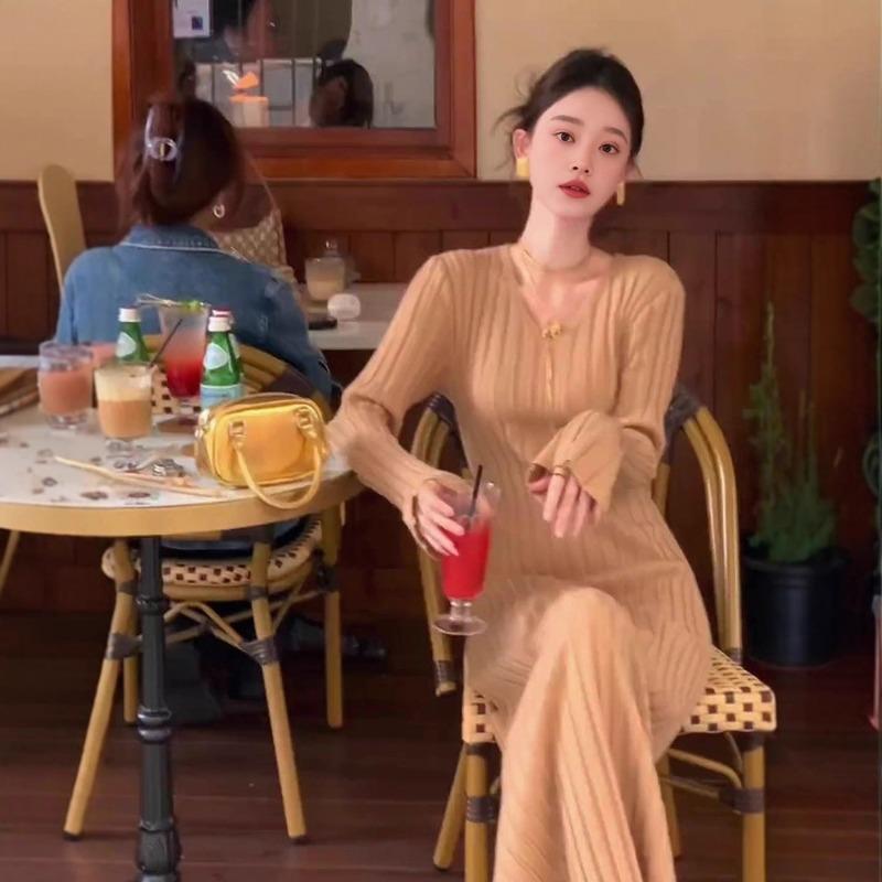 Temperament long dress autumn and winter new super good-looking and thin bottom with long-sleeved v-neck knitted dress