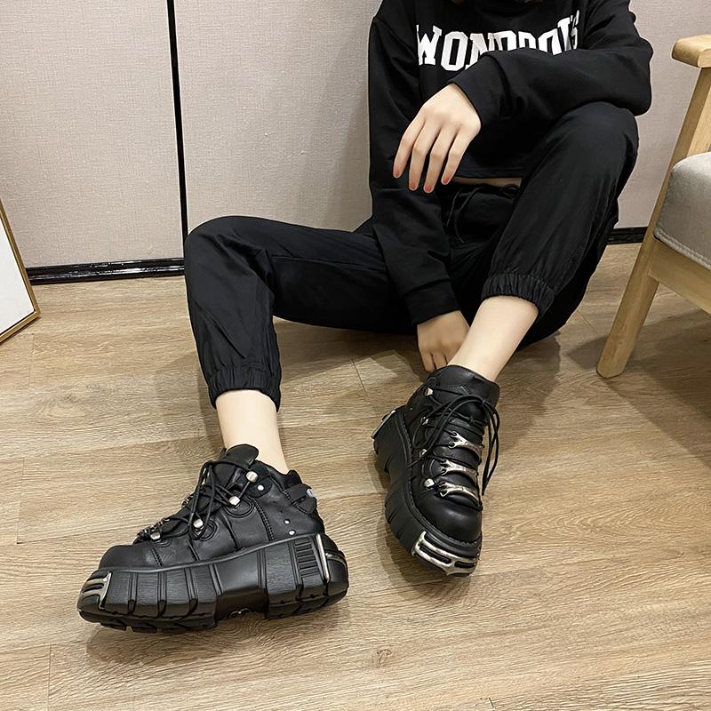 Punk Stil Frauen Plattform Turnschuhe Fashion Lace Up Plattform Schuhe Frau Creeper Weibliche Casual Wohnungen Metall Dekoration