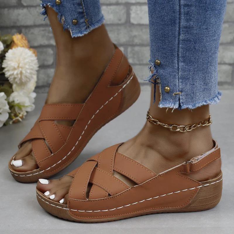 2025 summer new European and American women's wedge sandals thick sole buckle beach shoes round head solid color wedge sandals
