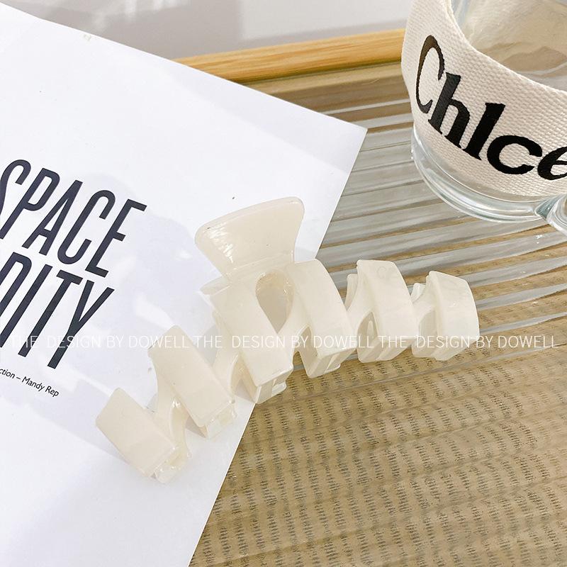 Fashionforward Hair Resin Grab Clip In Stylish Deep Green And Late Sunset Red For Trendy Looks