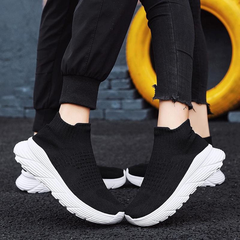 Couple shoes New fly-woven socks shoes Breathable and lightweight one-pedal mesh shoes Casual sports shoes