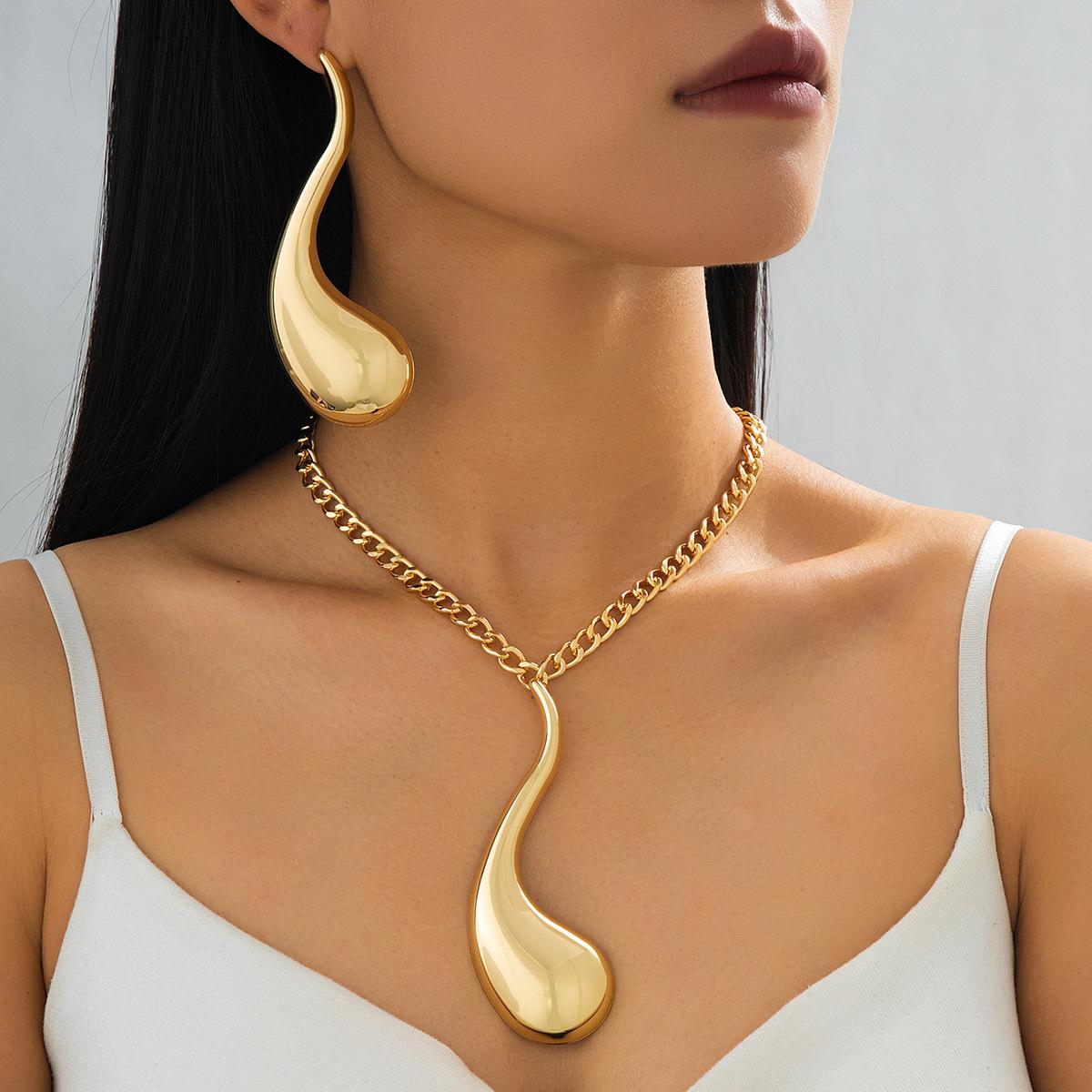 

Модные украшения для женщин золотой