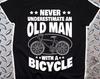 Unterschätze niemals einen alten Mann mit einem Fahrrad T-Shirt für Papa, Geschenk für Opa, Geschenk für Ihn, Vatertag Geburtstag Papa Shirt