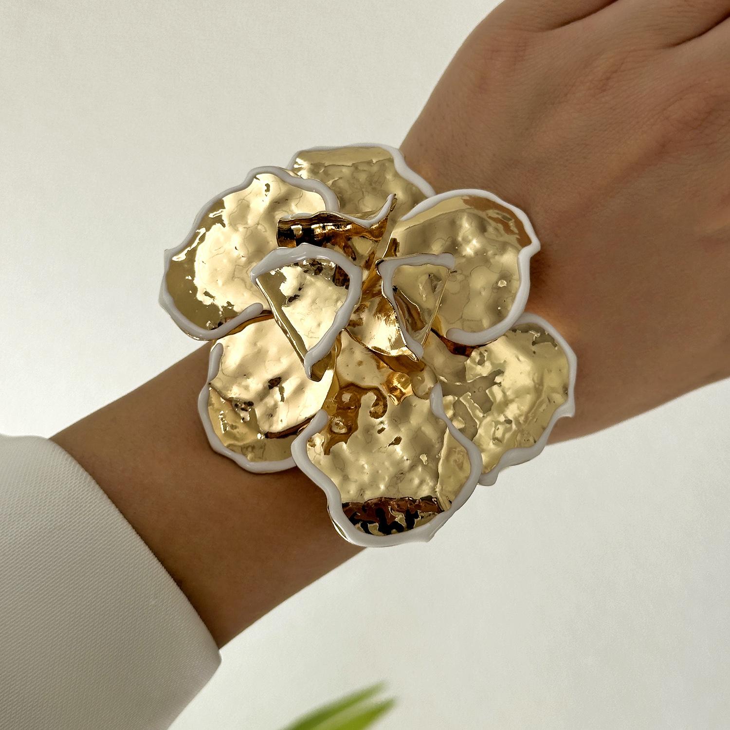 

Vintage Punk Irregular White Enamel Chunky Bangle For Women Exaggerated Metal Big Flower Wide Wrist Bangle Hip Hop Party Jewelry