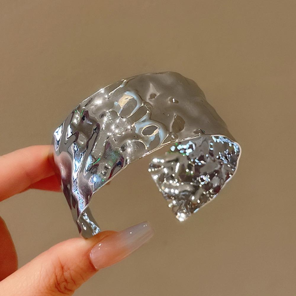 European and American Simple Bracelets, Arm Rings, Niche Cold Wind Temperament Bracelets, High-end Sense and Versatile Jewelry.