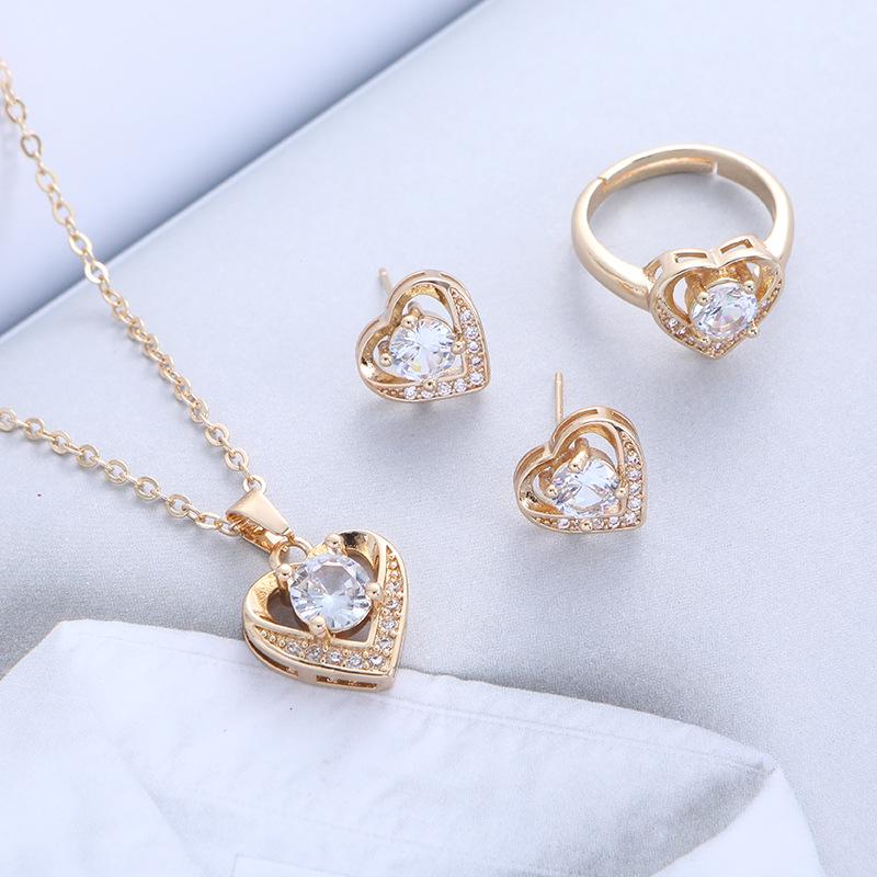Europäischer und Amerikanischer Stil Vergoldetes Pfirsichherz Schmuckset: Kupfer-Mikro-Inlay Zirkon Ohrringe, Halskette und Ring.