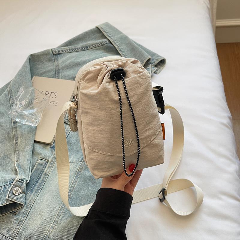 Niche design casual simple texture fashion trend bucket bag 2025 summer personalized women's shoulder messenger bag