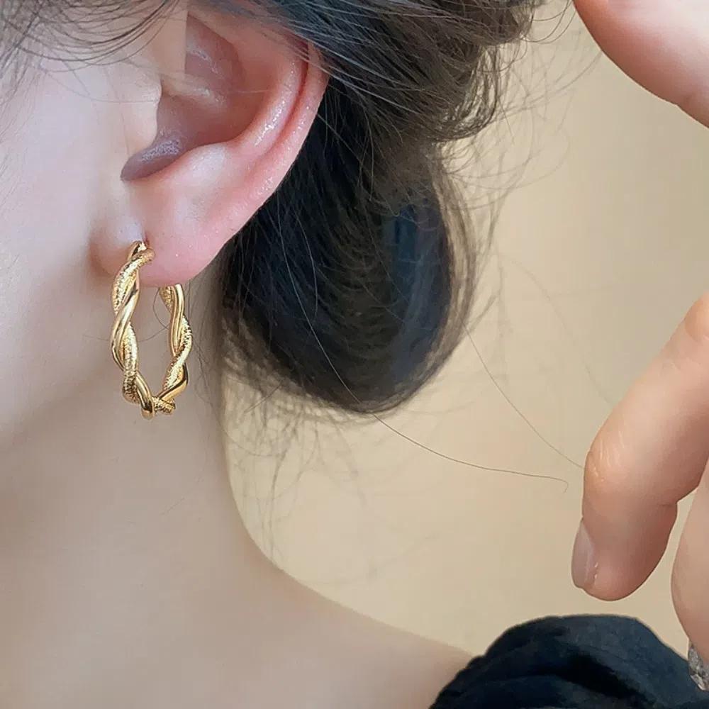 Temperament Women Metal Earrings Twisted Geometric Circle Stud Earrings  Wedding Party
