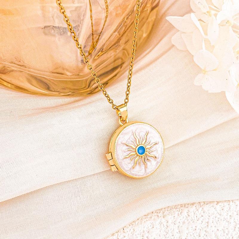 New Style Compatible Heart-shaped Photo Holder Necklace - Simple and Elegant Accessory for Women with A Touch of Exclusivity and Luxury.