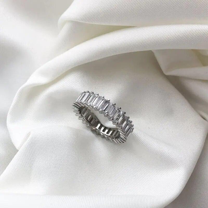 2 * 4 mm D-Farbe VVS1 Smaragdschliff voller Mossanit-Ring für Damen und Herren, 925er Sterlingsilber vergoldet, 18 Karat klassisches Diamant-Ewigkeitsband