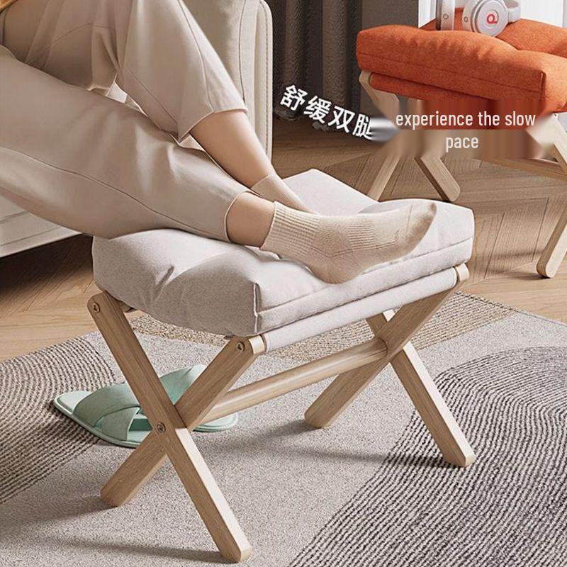 Sammenleggbar oppbevaringskrakk i massivt tre for sko og fotstøtte