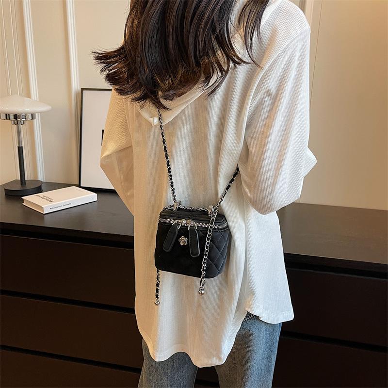 Rhombus Embroidery Thread Small Bag Women's 2025 New Summer Popular Versatile Chain Messenger Bag Small Square Bag