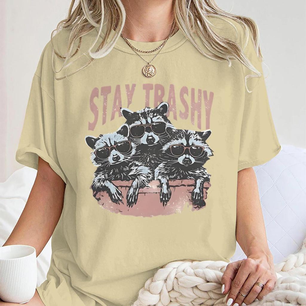 Neues Design Stay Trashy Waschbär T-Shirts Trash Panda Retro Boho Kurzarm Oberteile T-Shirts Damen Herren Kleidung Lustiges Waschbär T-Shirt