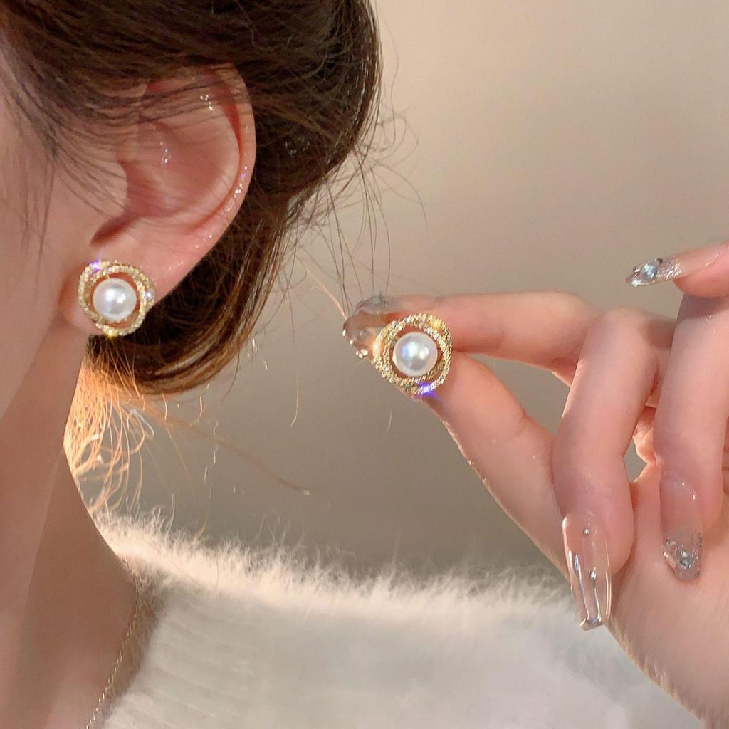 Boucles d'oreilles de luxe tendance 2024 accrocheuses pour femmes: Boucles d'oreilles à clous tendance et polyvalentes pour l'automne et l'hiver
