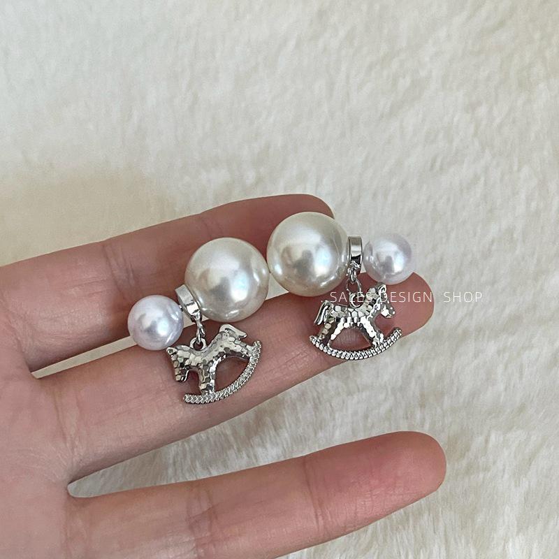

Korean Style Autumn/Winter Pearl Silver Needle Stud Earrings - Luxurious High-End Fashion Accessories for Women