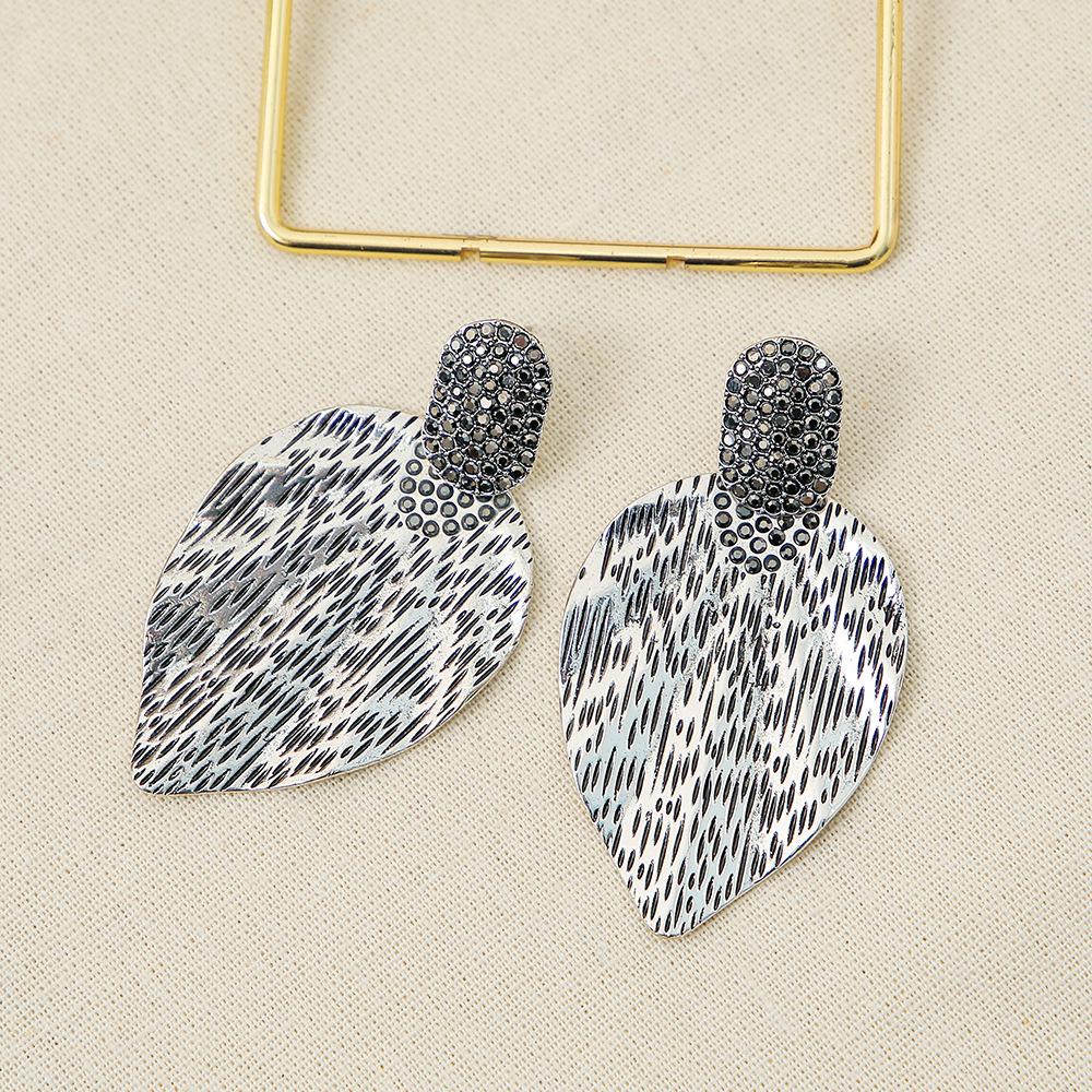 Women's Retro Irregular Stripe Leaf Earrings with Zinc Alloy and Inlaid Diamonds
