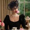 Sombrero de Malla con Plumas Vintage Británico: Elegante Tocado para Bodas y Fiestas