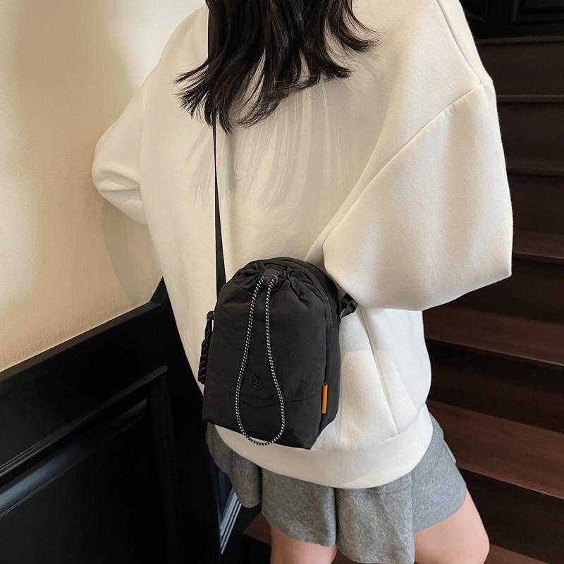 Niche design casual simple texture fashion trend bucket bag 2025 summer personalized women's shoulder messenger bag