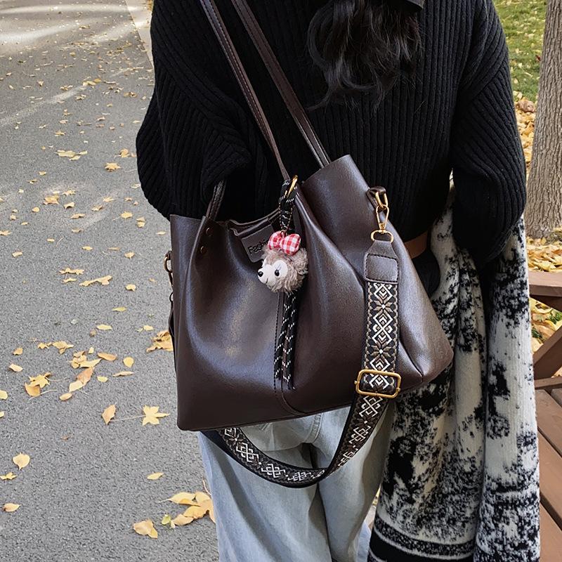 European and American retro large-capacity commuter tote bag 2025 new handbag texture wide shoulder strap messenger bag shoulder bag