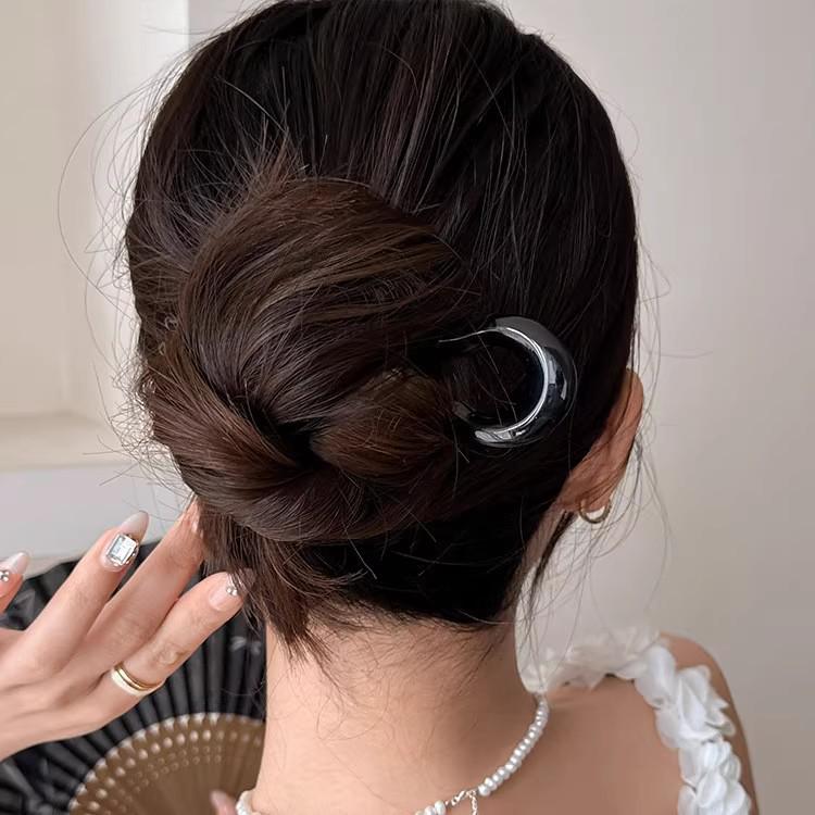 Elegant U-Shaped Wave Hairpin: Modern Chinese Style Accessory for Women's Bun and Ma Mian Skirt.