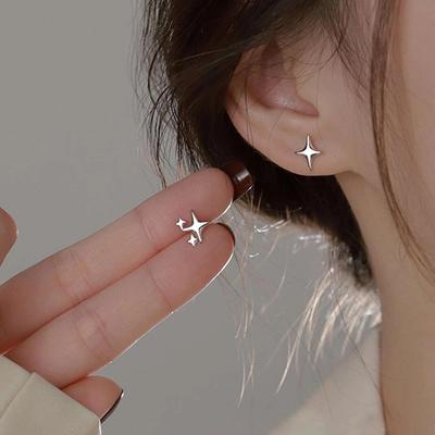 Boucles d'oreilles étoile asymétriques en argent pur S925 pour femmes; boucles d'oreilles étoile à quatre branches au tempérament simple et froid; boucle d'oreille light luxury