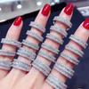 Eleganter 18 Karat Goldplattierter Voll-Diamant-Quadrat Zirkonia Ring für Damen Modischer Stapelbarer Bandring