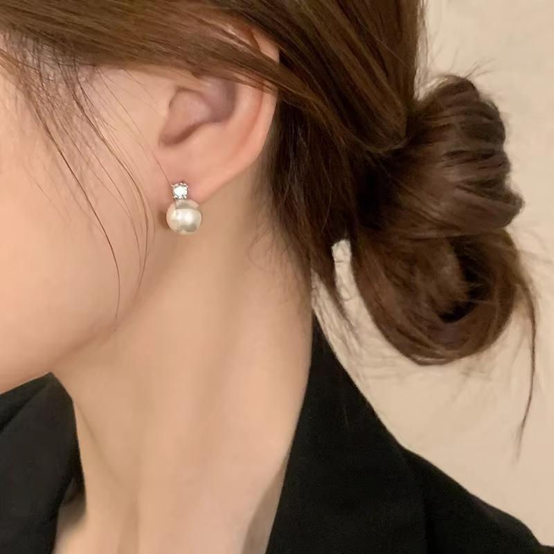 Huajie Light Luxury Imitation Pearl Earrings Woman Elegant Inlaid Bright Zirconia Stud Earrings Banquet