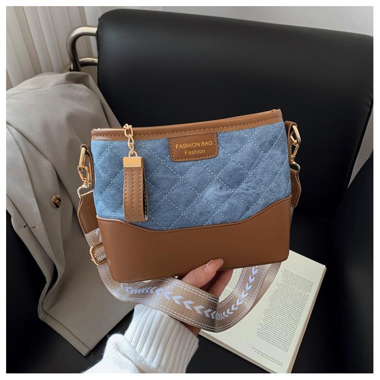 

Rhombus small bag 2025 new trendy temperament fashionable versatile commuter shoulder bag messenger bag simple women s bag синій