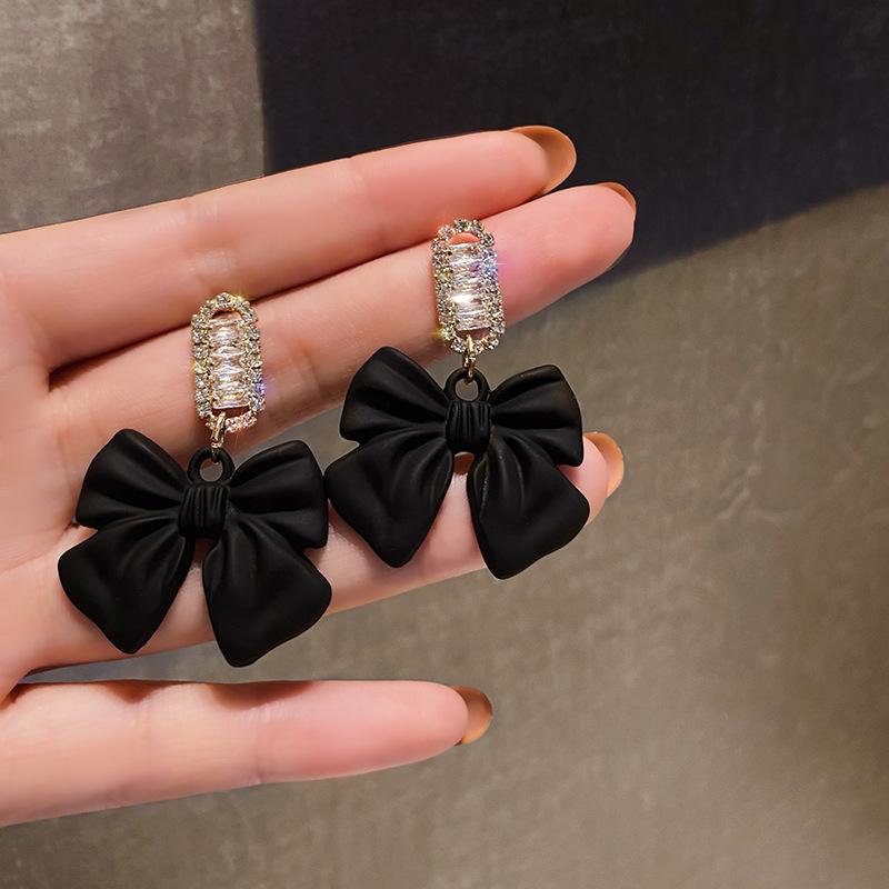 Silver needle black bow earrings, niche design sense, high-end temperament stud earrings, new earrings.