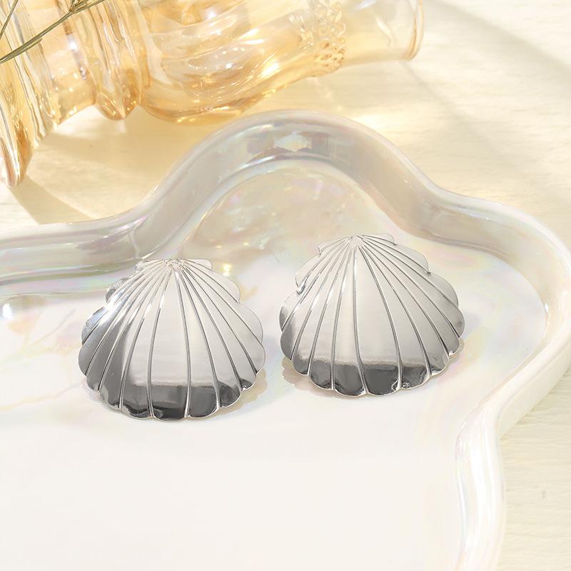 Yunjin stud earrings, high-end earrings, fashionable atmosphere, exaggerated vacation style earrings, fish tail shell earrings.