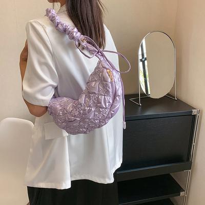 Büyük kapasiteli çanta kadın 2025 yeni yaz niş tasarım omuz çapraz çanta moda günlük koltuk altı mantı çanta