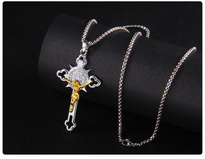 Goldener Kreuzanhänger