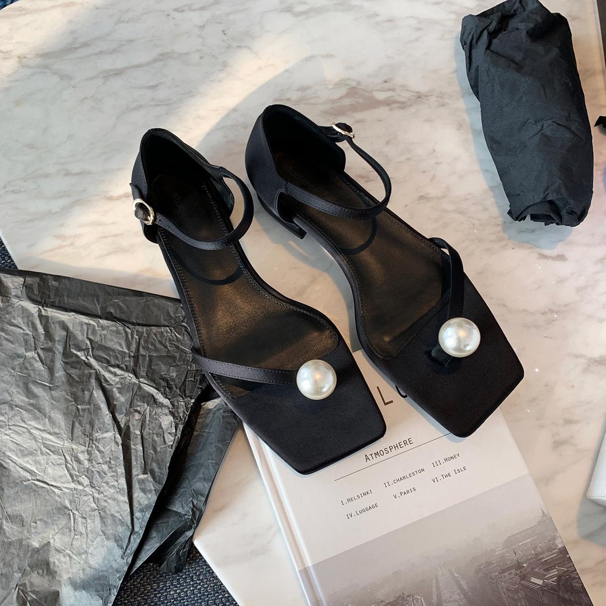 

Leather version of grape mother, the same pearl thick heel sandals women s summer word with square head toe flat bottom fashion women s shoes 34