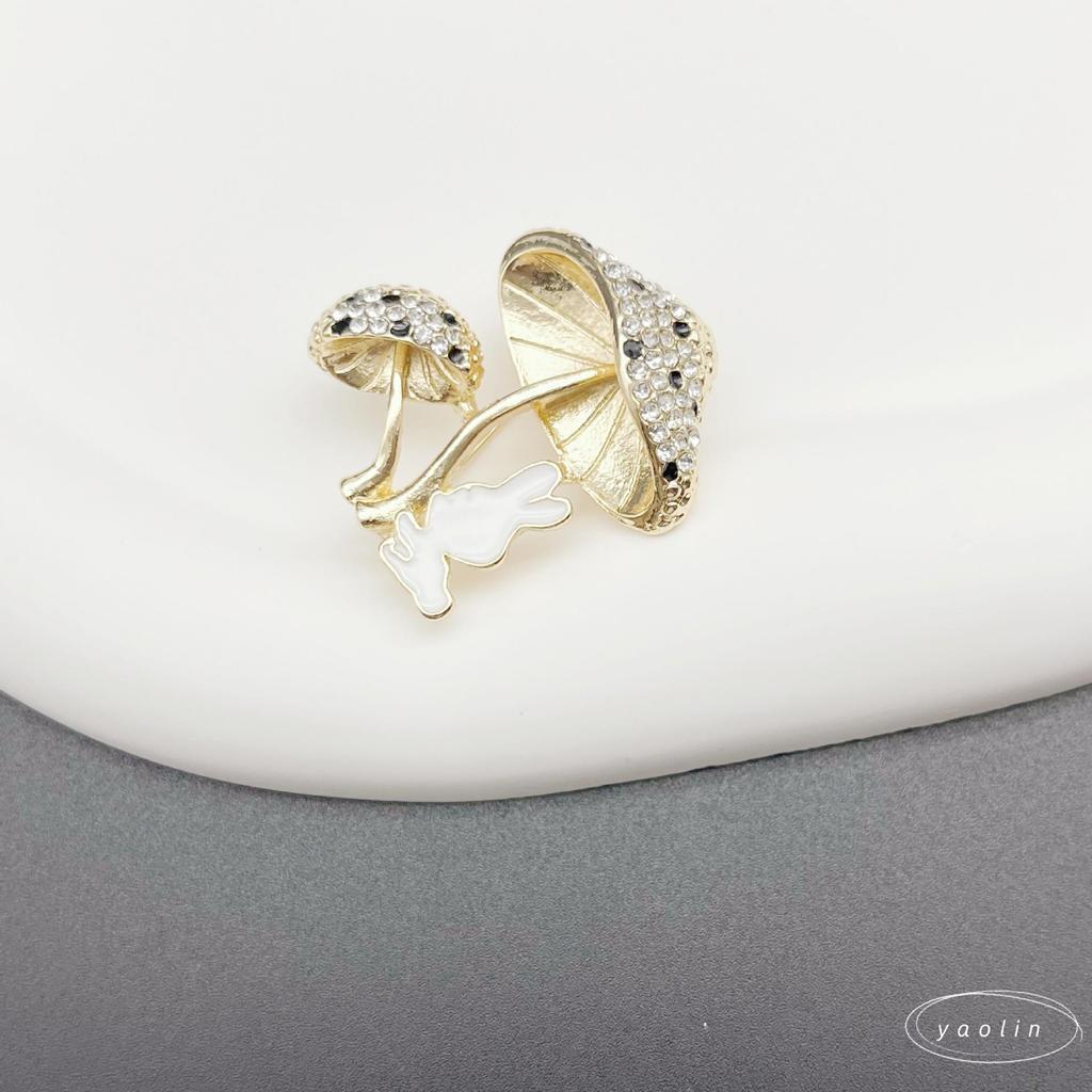 Urocza Kreskówkowa Broszka z Perłowym Grzybem - Urocza Czerwona Emaliowana Stop, Styl Mori