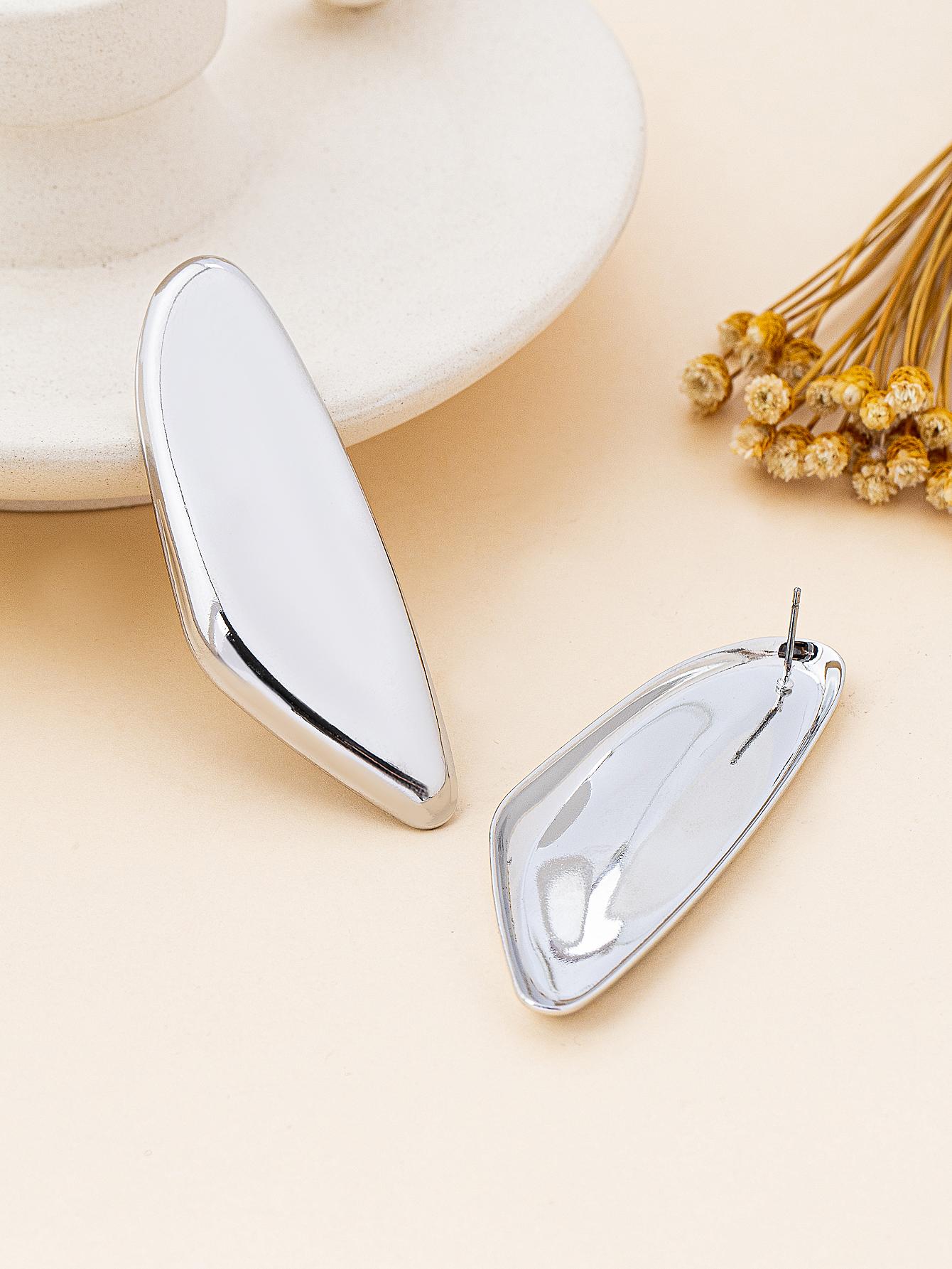 

A Pair of Women s Fashionable Earrings, Simple Smooth Zinc Alloy Earrings, Suitable for Daily Wear, Vacations, and Gift-Giving
