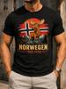 Norwegen Tour Elch Mit Fahne In Landschaftsszene Berge Bäume Und Kräftiges Rot Blau 2026 Text Unisex Alle Unisex Alle T-Shirt