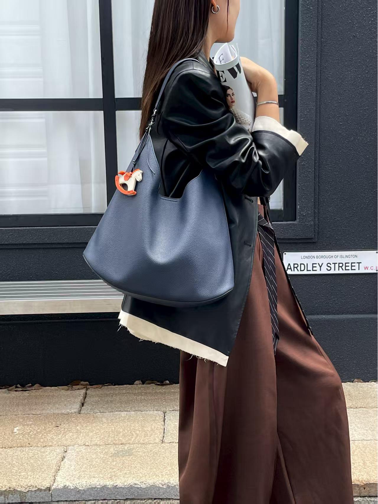 

Tide Fashion 2025 Mother-Child High-End Tote: Large Capacity, Commute Crossbody & Underarm Bag