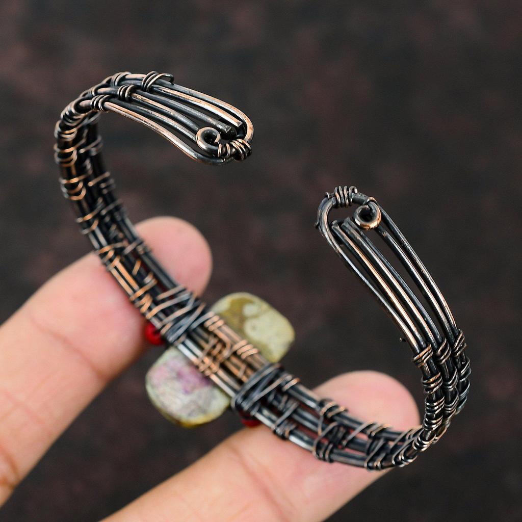 Rubin-Fuchsit Kupfer Armreif Rote Korallenperlen Armband Kupferdraht gewickelter Schmuck Verstellbare Manschette Handgefertigter Edelstein-Armreif Kupferdraht-Manschette