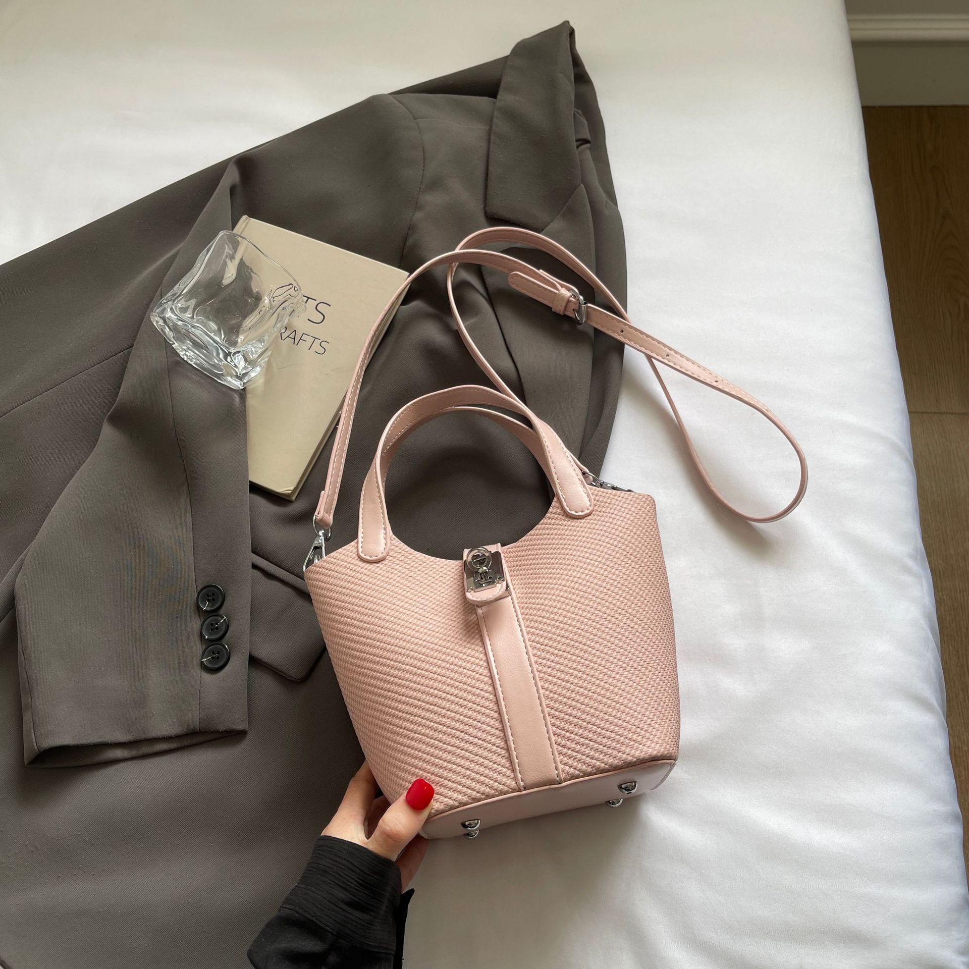 

Премиальная сумка-тоут 2025 лето корейская версия новая модная универсальная на одно плечо через плечо с замком сумка-ведро