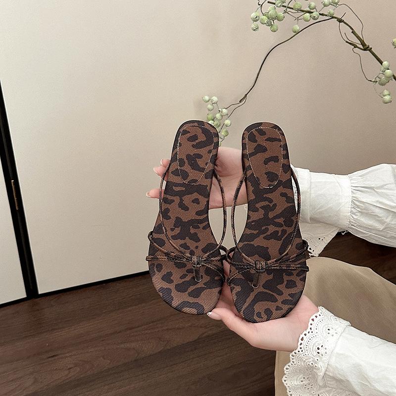 Retro versatile strap slippers women's summer 2025 new flat bottom simple square head non-slip Korean version of slope heel flip-flops