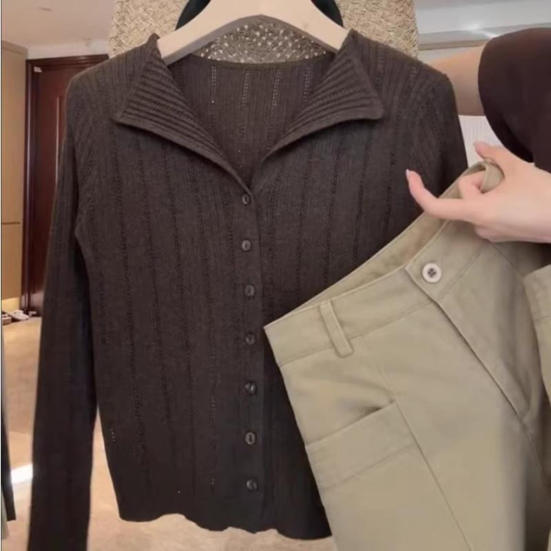 Ein neuer gestrickter Revers-Cardigan für Damen im Herbst und Winter, kombiniert mit einem Basic-Pullover für ein hochwertiges und elegantes langärmliges Oberteil