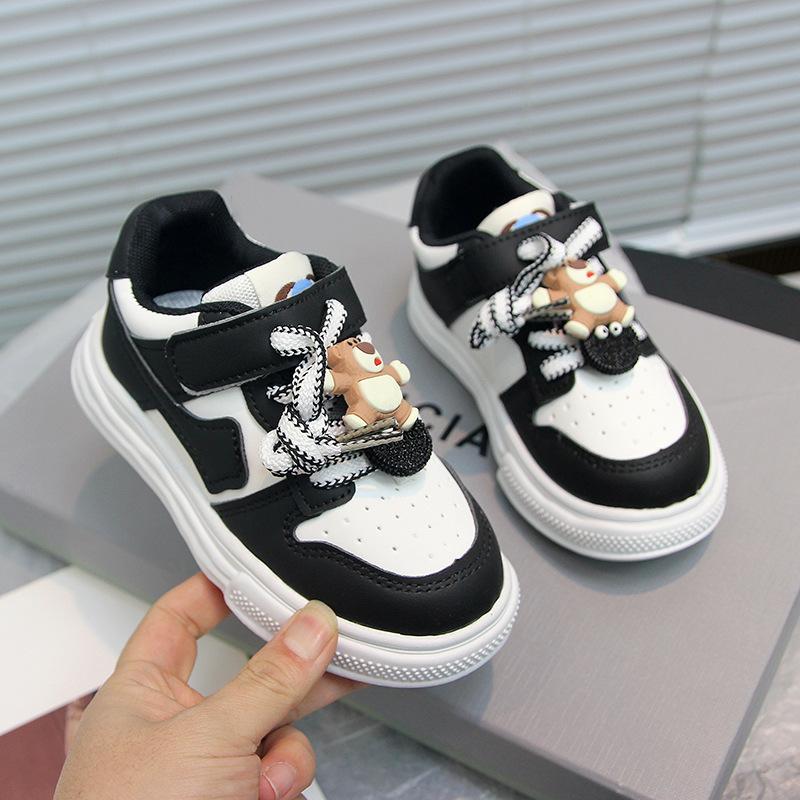 

Модная повседневная обувь, мультяшная детская обувь, трендовая обувь, весна и лето, клубничный медведь, новинка 2025 года, универсальные детские кеды, для девочки 23