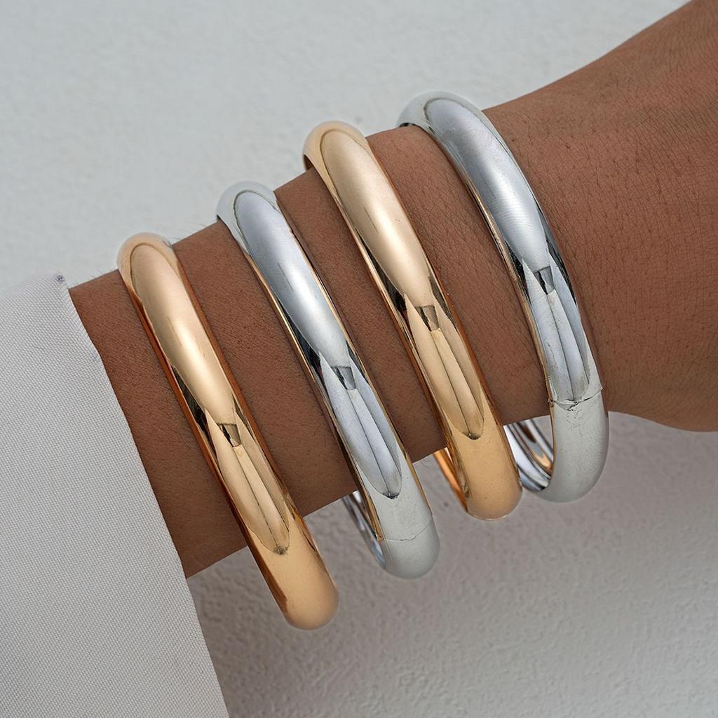 Europese en Amerikaanse gouden effen cirkel, groot, middelgroot en klein, gepersonaliseerde brede armband gestapeld, modegevoel overdreven armbandenset