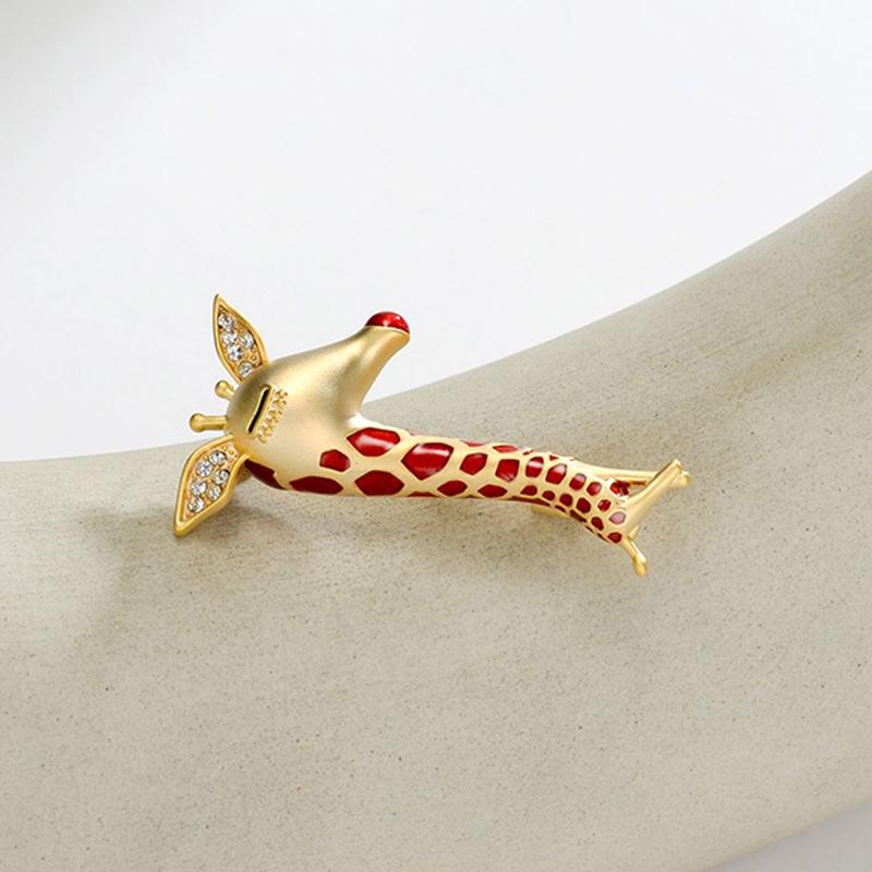 Adorable Japanese Giraffe Brooch: Trendy Lapel Pin for Sweaters and Suits