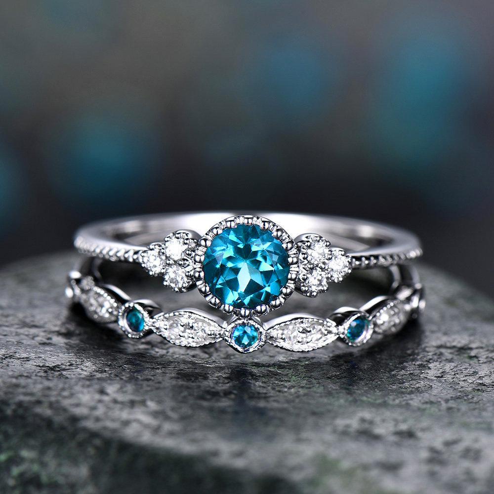 Stylish Zircon Women’s Two-Piece Ring Set with Micro-Emerald Detail