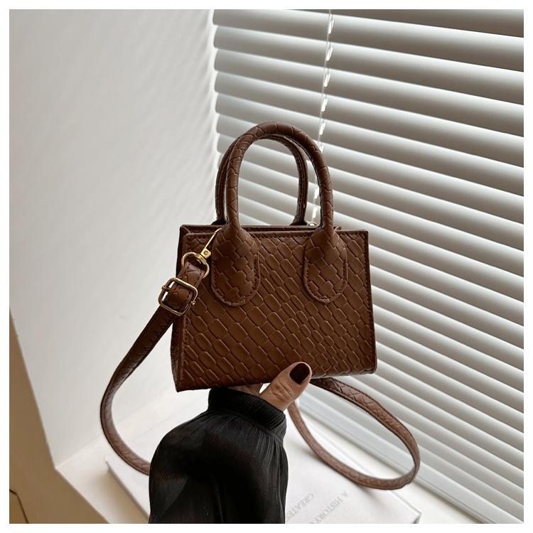 

Однотонная ретро плетеная летняя повседневная маленькая квадратная портативная сумка через плечо светло-коричневого