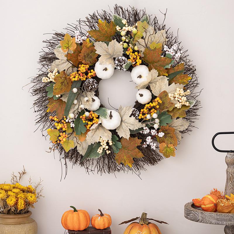 Herbstlich inspirierte Herbstdeko Erntedankkranz mit weißem Kürbis und Ahornblättern