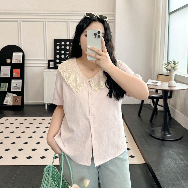 

Plus Size Women s Clothing [Fresh Sweet Shirt] Texture Lace Patchwork Doll Collar Loose Slim Looking Short Sleeve Shirt Light pink 6XL