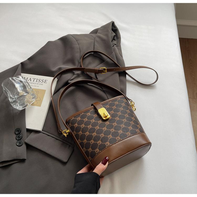 

Light luxury bucket bag 2025 new fashion portable shoulder bag high-end texture niche design versatile oblique span bag women
