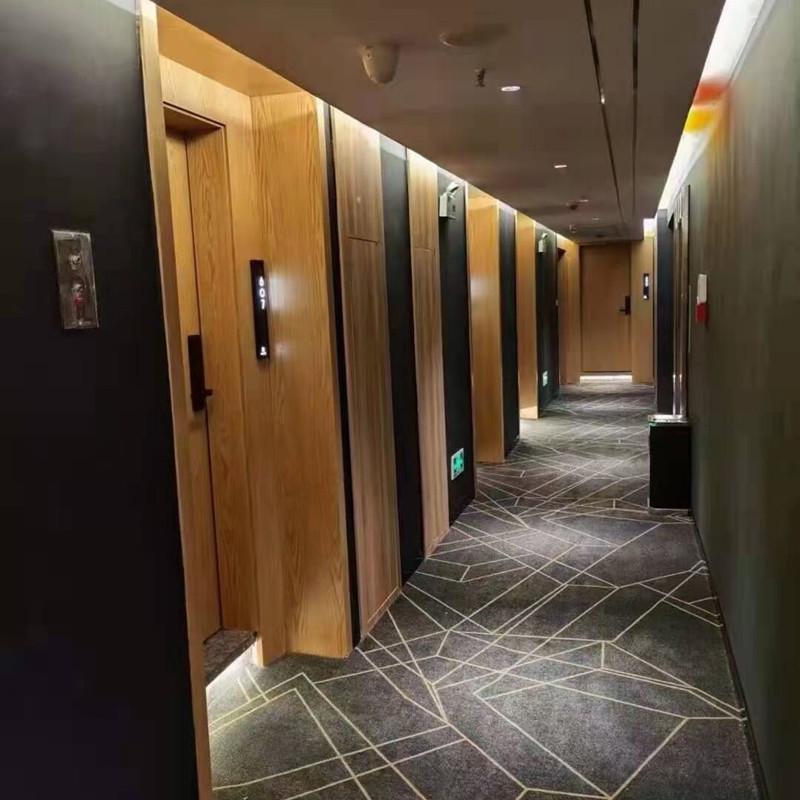 Gruby dywan ognioodporny do hoteli i klubów